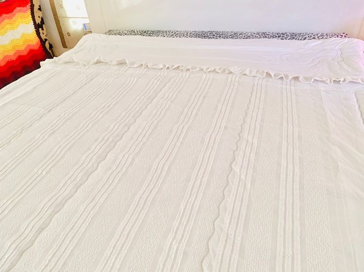 ผ้านวมกำมะหยี่ (ผืนใหญ่มาก) (ใช้ปูรองนอนได้) ขนาด 6.5-7ฟุต สีขาวกำมะหยี่ ด้านบนมีระบาย (สภาพใหม่) (สินค้าหายาก) รูปที่ 2
