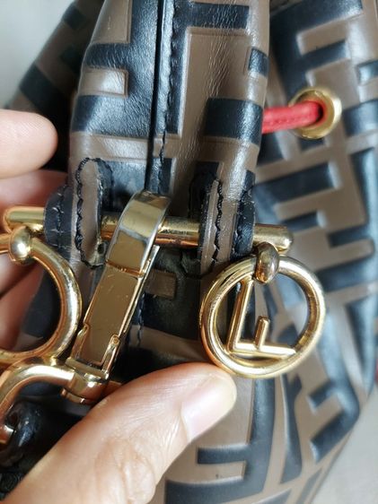 กระเป๋าสะพายทรงถัง Fendi รูปที่ 12