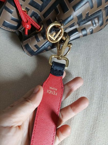 กระเป๋าสะพายทรงถัง Fendi รูปที่ 18