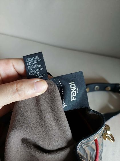 กระเป๋าสะพายทรงถัง Fendi รูปที่ 16