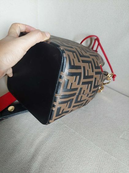 กระเป๋าสะพายทรงถัง Fendi รูปที่ 9