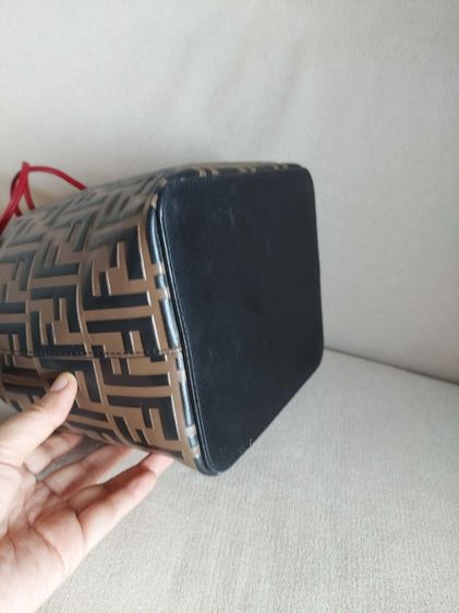 กระเป๋าสะพายทรงถัง Fendi รูปที่ 10