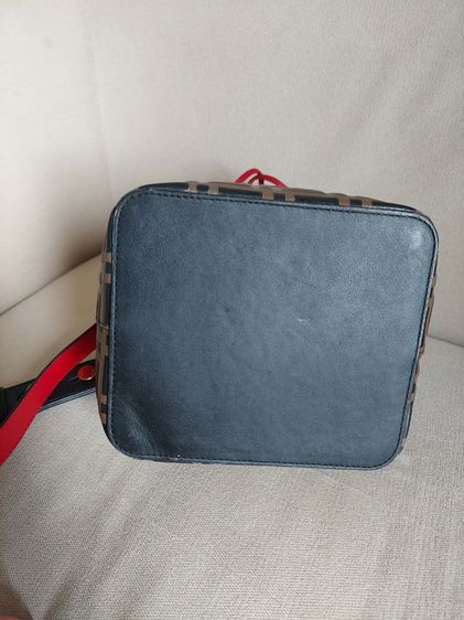 กระเป๋าสะพายทรงถัง Fendi รูปที่ 6