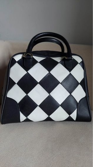 กระเป๋าหนังสาน Loewe สีขาวดำ รูปที่ 3