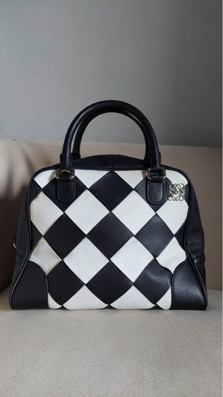 กระเป๋าหนังสาน Loewe สีขาวดำ รูปที่ 2