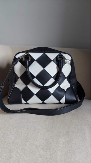 กระเป๋าหนังสาน Loewe สีขาวดำ