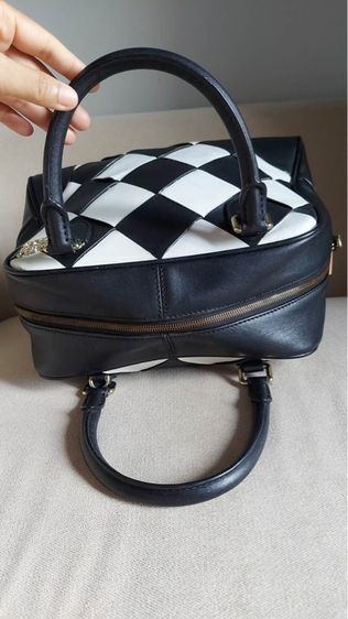 กระเป๋าหนังสาน Loewe สีขาวดำ รูปที่ 7