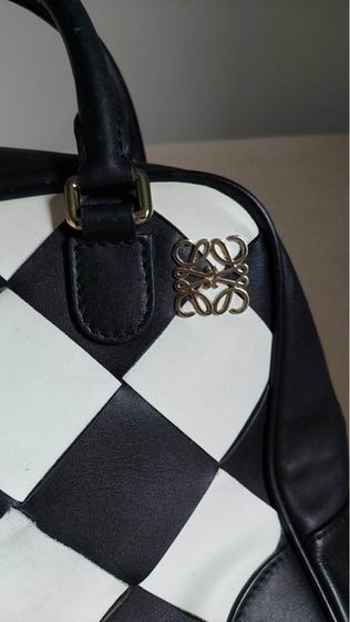 กระเป๋าหนังสาน Loewe สีขาวดำ รูปที่ 8