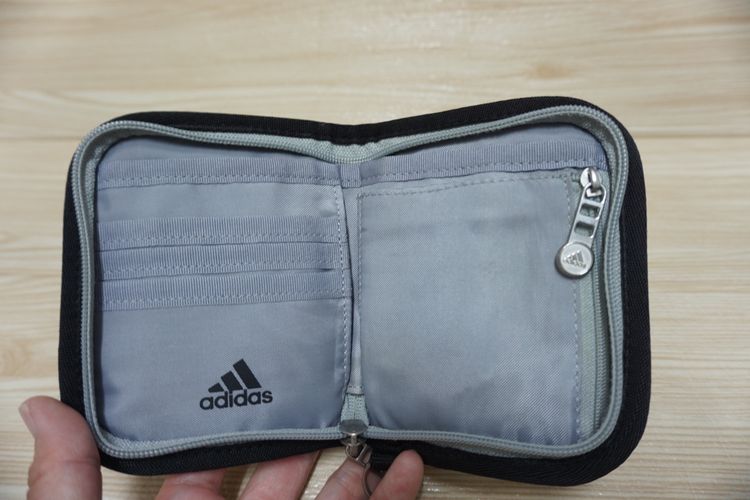 กระเป๋าสตางค์ อดิ  ดาส หนังแก้ว   ใบเดียวจบ สายสปอต  สายสตรีทต้องมีพกติดตัวไว้  พกง่ายไม่หนักกระเป่าค่ะ รูปที่ 5