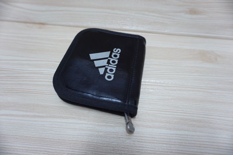 กระเป๋าสตางค์ อดิ  ดาส หนังแก้ว   ใบเดียวจบ สายสปอต  สายสตรีทต้องมีพกติดตัวไว้  พกง่ายไม่หนักกระเป่าค่ะ รูปที่ 2