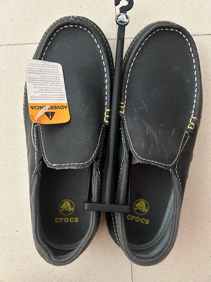 รองเท้าหนังกึ่งทางการ หนัง PU ดำ รองเท้า Crocs ผู้ชาย UK 6.5  EU 40  US 7 ของใหม่