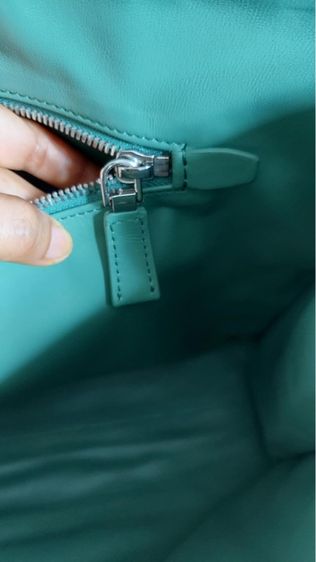 กระเป๋าถือ Prada สีเขียว รูปที่ 14