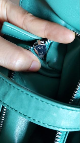 กระเป๋าถือ Prada สีเขียว รูปที่ 16