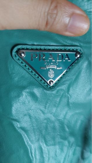 กระเป๋าถือ Prada สีเขียว รูปที่ 8