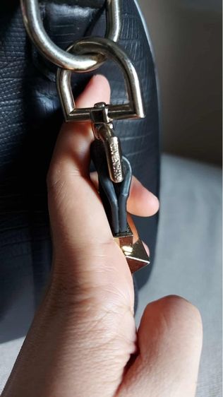 กระเป๋าถือ Givenchy สีดำ รูปที่ 14