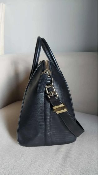 กระเป๋าถือ Givenchy สีดำ รูปที่ 4