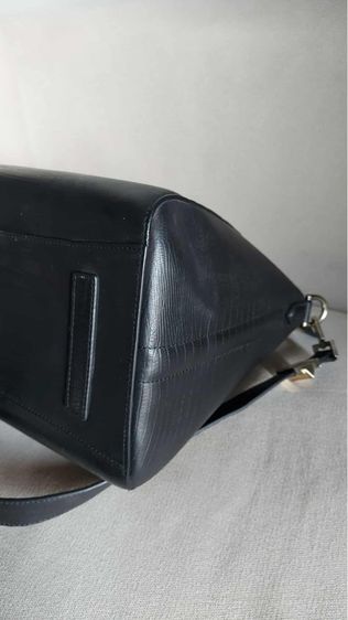 กระเป๋าถือ Givenchy สีดำ รูปที่ 17