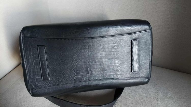 กระเป๋าถือ Givenchy สีดำ รูปที่ 5