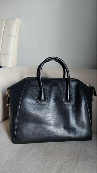 กระเป๋าถือ Givenchy สีดำ รูปที่ 2