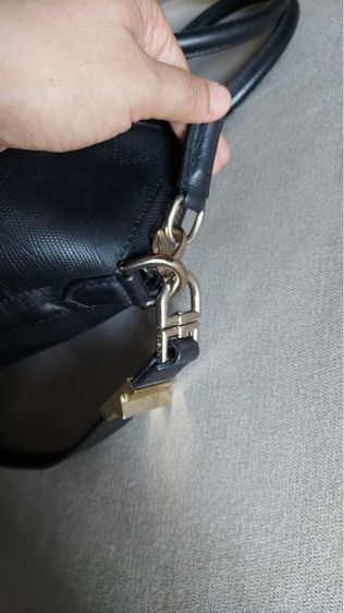 กระเป๋าถือ Givenchy สีดำ รูปที่ 15