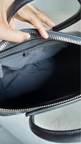 กระเป๋าถือ Givenchy สีดำ รูปที่ 9