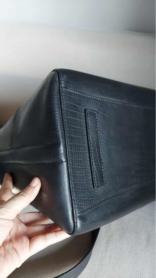 กระเป๋าถือ Givenchy สีดำ รูปที่ 16