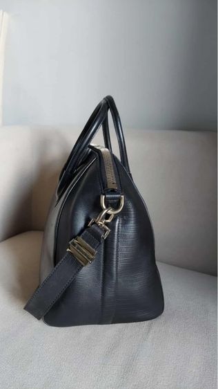 กระเป๋าถือ Givenchy สีดำ รูปที่ 3