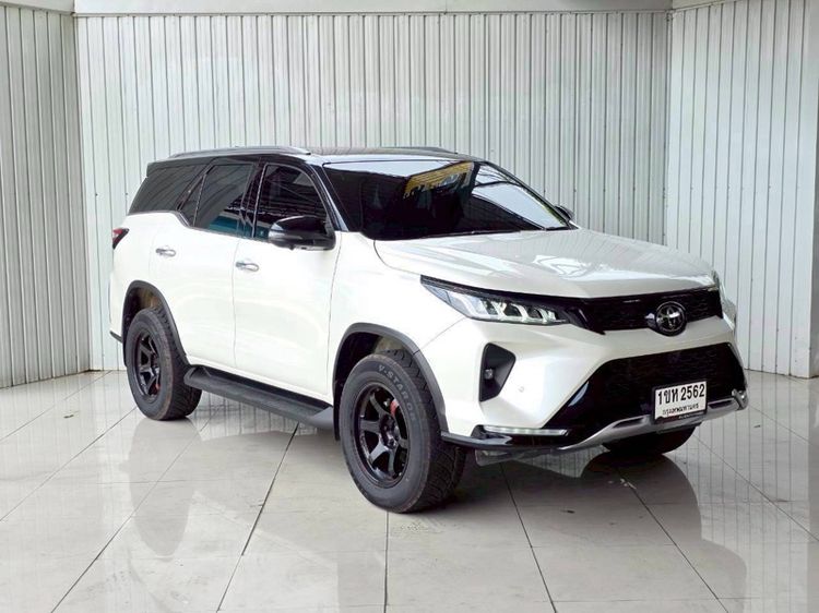 รถ Toyota Fortuner 2.8 LEGENDER 4WD AT สี ขาว