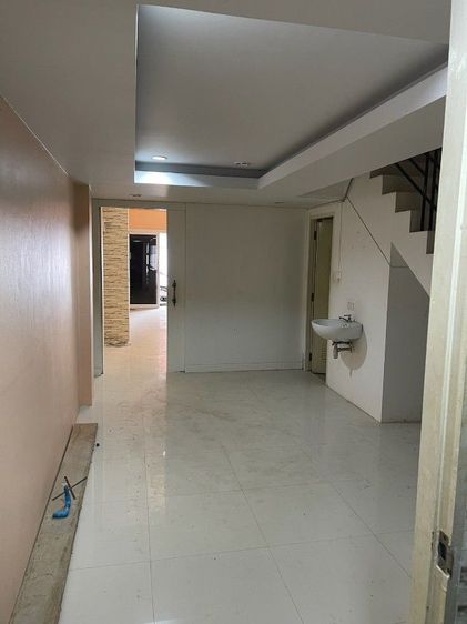 ใช่ ขายหรือให้เช่า ทาวน์โฮม3ชั้น 2 ห้องนอน 3 ห้องน้ำ พื้นชั้น1-3ปูกระเบื้องแล้วคับ  ตกแต่งเรียบร้อยแล้วครับ  (ชื่อโครงการบ้านกลางเมือง ไรรดาทา รูปที่ 3