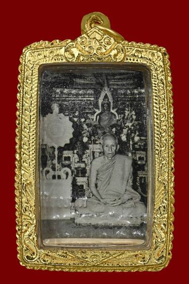 รูปถ่ายล็อกเก็ตขนาดห้อยคอ หลวงพ่อสุด วัดกาหลง รุ่นเเรก ปี06 ถ่ายที่ห้องภาพเสกสรร มหาชัย สภาพสวยมาก หาชมยาก น่าใช้มากครับ