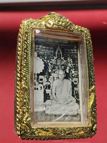 รูปถ่ายล็อกเก็ตขนาดห้อยคอ หลวงพ่อสุด วัดกาหลง รุ่นเเรก ปี06 ถ่ายที่ห้องภาพเสกสรร มหาชัย สภาพสวยมาก หาชมยาก น่าใช้มากครับ รูปที่ 3