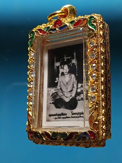 รูปถ่ายล็อกเก็ต คุณเเม่บุญเรือน โตงบุญเติม ยุคเเรกๆทันท่าน สภาพสวยเดิม พร้อมเลี่ยมตลับทองสวิสลงยาราชาวดี สวยงามอย่างดี บูชาขึ้นคอได้เลยครับ รูปที่ 4