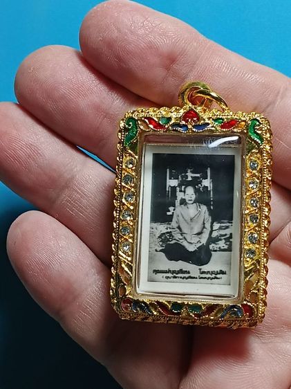 รูปถ่ายล็อกเก็ต คุณเเม่บุญเรือน โตงบุญเติม ยุคเเรกๆทันท่าน สภาพสวยเดิม พร้อมเลี่ยมตลับทองสวิสลงยาราชาวดี สวยงามอย่างดี บูชาขึ้นคอได้เลยครับ รูปที่ 5