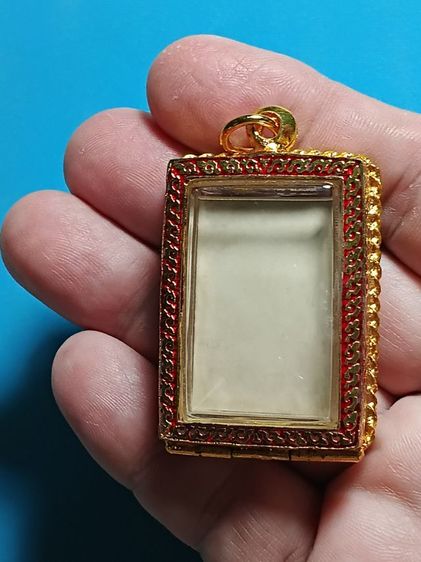 รูปถ่ายล็อกเก็ต คุณเเม่บุญเรือน โตงบุญเติม ยุคเเรกๆทันท่าน สภาพสวยเดิม พร้อมเลี่ยมตลับทองสวิสลงยาราชาวดี สวยงามอย่างดี บูชาขึ้นคอได้เลยครับ รูปที่ 6