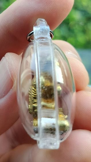 รูปหล่อพ่อแก่ลอยองค์ รุ่นแรก ปี๒๕๕๖ เนื้อทองทิพย์ ใต้ฐานอุดผงมวลสารศักดิ์สิทธิ์ ตะกรุดเงินจารยันต์ พลอยนิลเสก ไม้วิเศษ พระครูปืน วัดลาดชะโด  รูปที่ 5