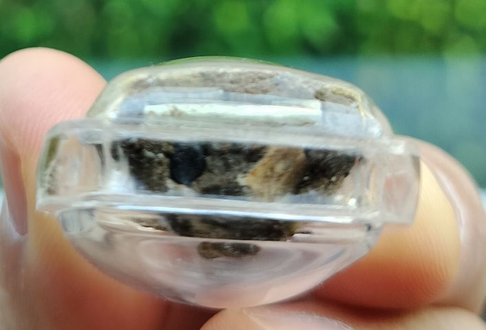 รูปหล่อพ่อแก่ลอยองค์ รุ่นแรก ปี๒๕๕๖ เนื้อทองทิพย์ ใต้ฐานอุดผงมวลสารศักดิ์สิทธิ์ ตะกรุดเงินจารยันต์ พลอยนิลเสก ไม้วิเศษ พระครูปืน วัดลาดชะโด  รูปที่ 9