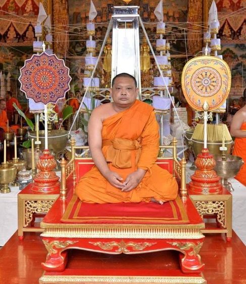 รูปหล่อพ่อแก่ลอยองค์ รุ่นแรก ปี๒๕๕๖ เนื้อทองทิพย์ ใต้ฐานอุดผงมวลสารศักดิ์สิทธิ์ ตะกรุดเงินจารยันต์ พลอยนิลเสก ไม้วิเศษ พระครูปืน วัดลาดชะโด  รูปที่ 15