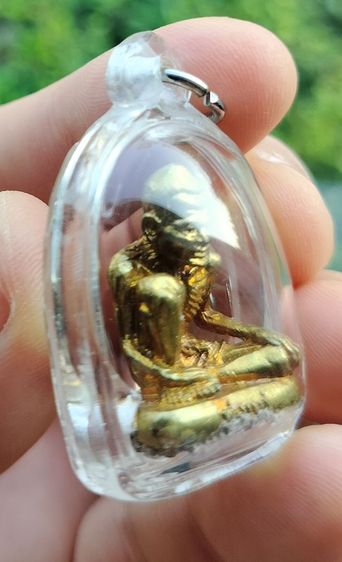 รูปหล่อพ่อแก่ลอยองค์ รุ่นแรก ปี๒๕๕๖ เนื้อทองทิพย์ ใต้ฐานอุดผงมวลสารศักดิ์สิทธิ์ ตะกรุดเงินจารยันต์ พลอยนิลเสก ไม้วิเศษ พระครูปืน วัดลาดชะโด  รูปที่ 4