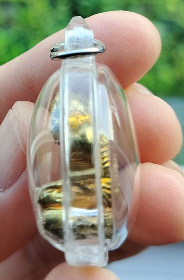 รูปหล่อพ่อแก่ลอยองค์ รุ่นแรก ปี๒๕๕๖ เนื้อทองทิพย์ ใต้ฐานอุดผงมวลสารศักดิ์สิทธิ์ ตะกรุดเงินจารยันต์ พลอยนิลเสก ไม้วิเศษ พระครูปืน วัดลาดชะโด  รูปที่ 7