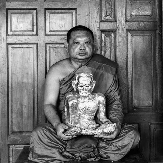 รูปหล่อพ่อแก่ลอยองค์ รุ่นแรก ปี๒๕๕๖ เนื้อทองทิพย์ ใต้ฐานอุดผงมวลสารศักดิ์สิทธิ์ ตะกรุดเงินจารยันต์ พลอยนิลเสก ไม้วิเศษ พระครูปืน วัดลาดชะโด  รูปที่ 13