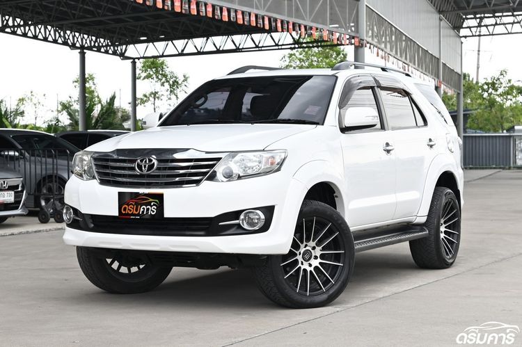 รถ Toyota Fortuner 2.7 V สี ขาว