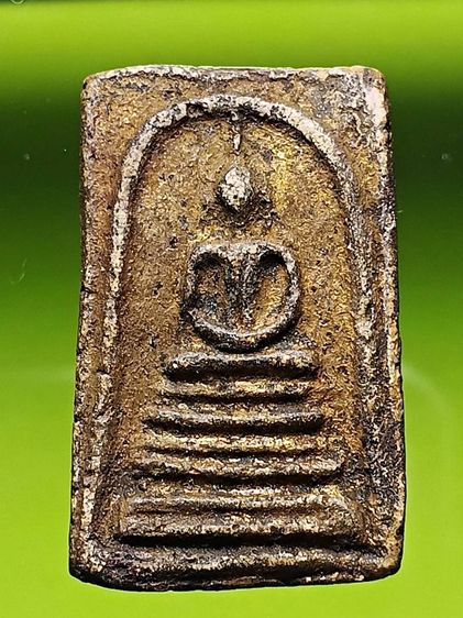 พระสมเด็จวัดระฆังเก่า ขุดได้บริเวณใต้ต้นโพธิ์ข้างโบสถ์หลังเก่าของวัด ขณะกำลังซ่อมเเซมพระอุโบสถ พระสวยเก่าสมบูรณ์มาก มีลงรักทองเก่าโบราณเดิม รูปที่ 3