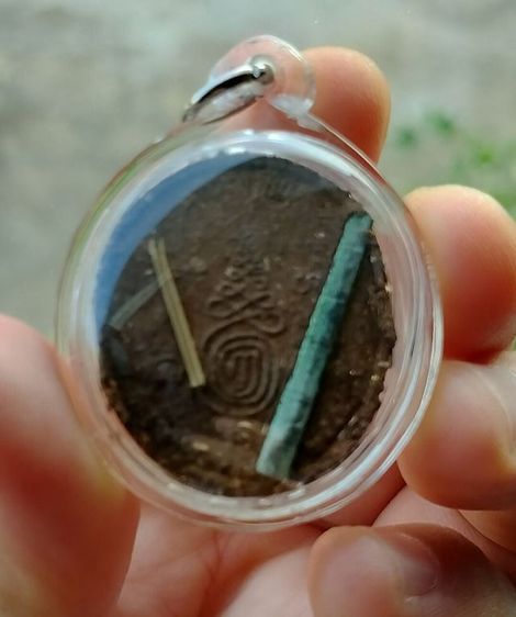 พ่อแก่รุ่นแรก  เนื้อมวลสารเนื้อวาน๑๐๘ ด้านหลังฝังตะกรุดหัวใจพ่อแก่ ไม้วิเศษ พระครูปืน ปัญญาวุโธ วัดลาดชะโด ตำรับสายวัดพระญาติ จ.อยุธยา รูปที่ 2