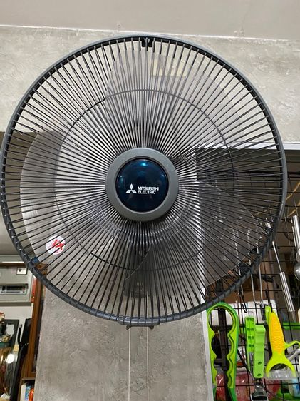 พัดลมมิตซูแขวนผนังกระตุกหนึ่งตัวรีโมทสองตัวขายเหมา ราคาถูกใช้งานได้ปกติ