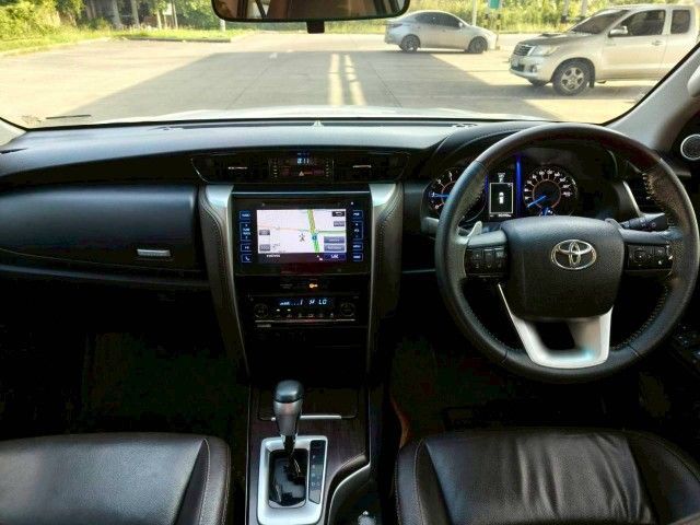 Toyota Fortuner 2018 2.4 V Utility-car ดีเซล เกียร์อัตโนมัติ ขาว รูปที่ 3