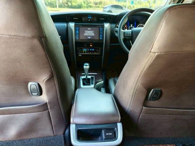 Toyota Fortuner 2018 2.4 V Utility-car ดีเซล เกียร์อัตโนมัติ ขาว รูปที่ 4