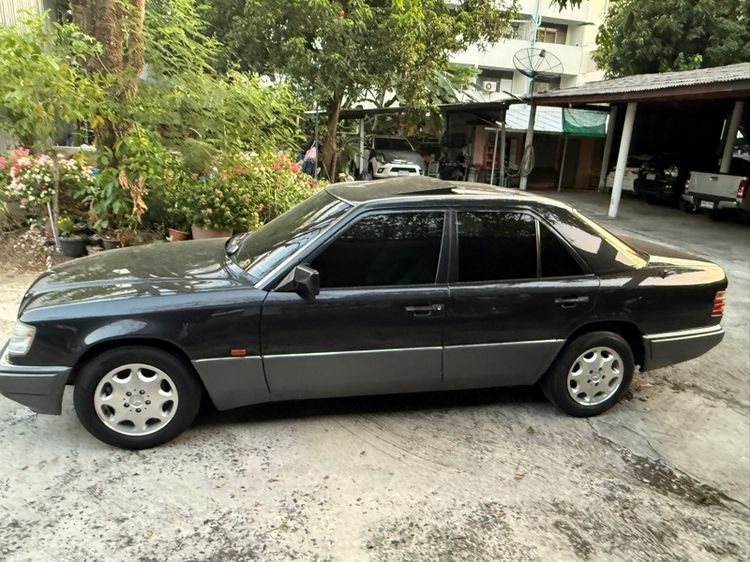 Mercedes-Benz E-Class 1994 E220 Sedan เบนซิน LPG เกียร์อัตโนมัติ ดำ รูปที่ 4