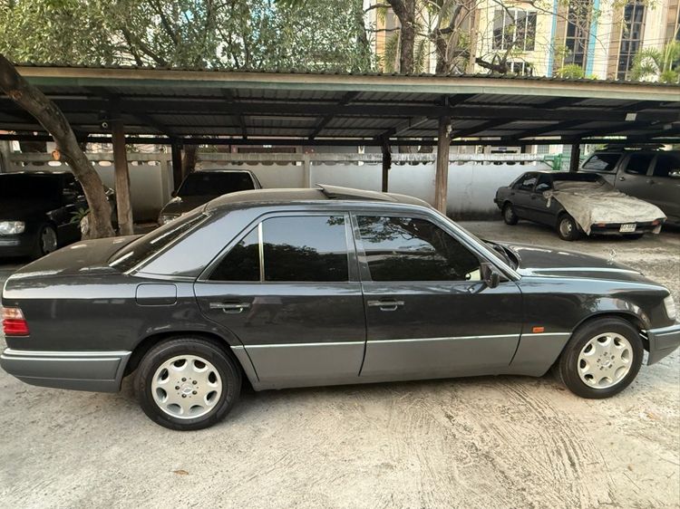 Mercedes-Benz E-Class 1994 E220 Sedan เบนซิน LPG เกียร์อัตโนมัติ ดำ รูปที่ 3