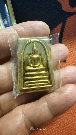 พระผงสมเด็จพิมพ์เส้นด้าย ได้เงิน-ได้ทอง หน้ากากทองเหลือง หลังแผ่นหัวใจพระคาถาชินบัญชร เนื้อทองเหลือง วัดอินทรวิหาร บางขุนพรหม ปี2552 พร้อมกล่องเดิมพระยังอยู่ในซีนเดิมจากวัด
สมเด็จพิมพ์เส้นด้าย ได้เงิน ได้ทอง ปี 2552
 รูปที่ 3