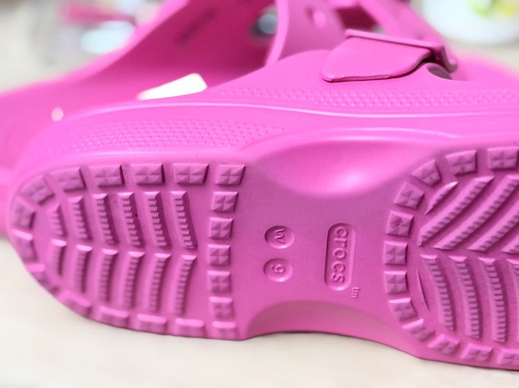 Crocs Saturday Sandal สีชมพู รูปที่ 3